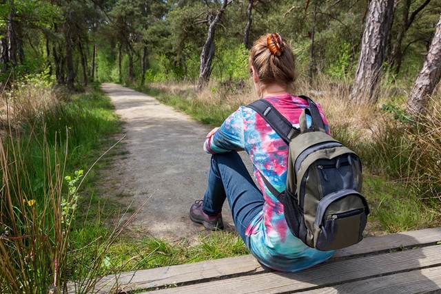 Vrouw rust uit tijdens een wandeling