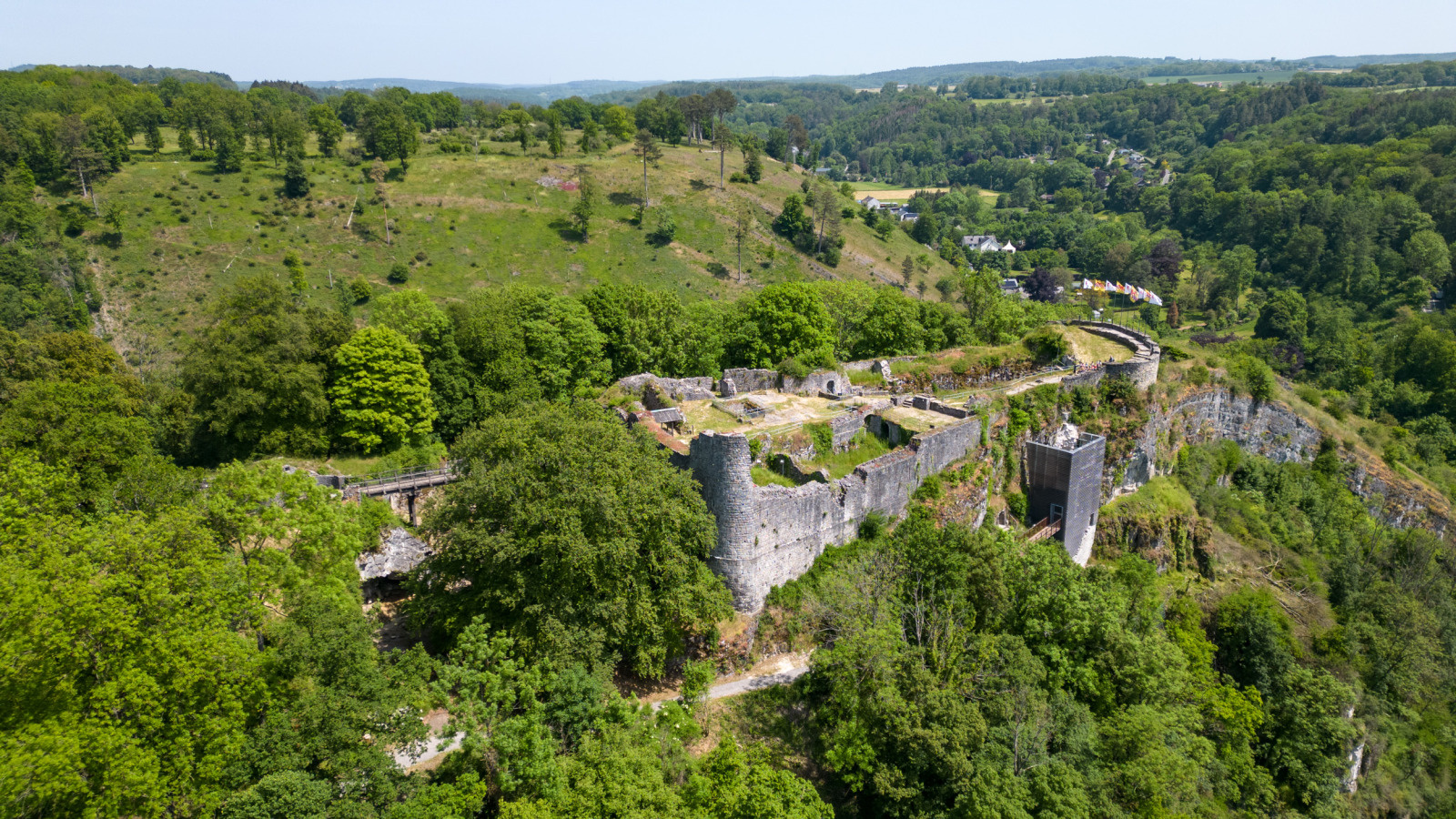 De mooiste wandelroutes langs kastelen in België; Kasteel Logne in Vieuxville 
