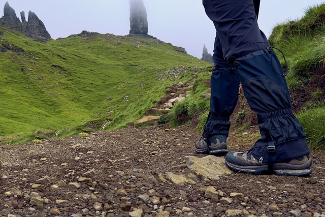 Wandelen in natuur met gamaschen in navy kleur