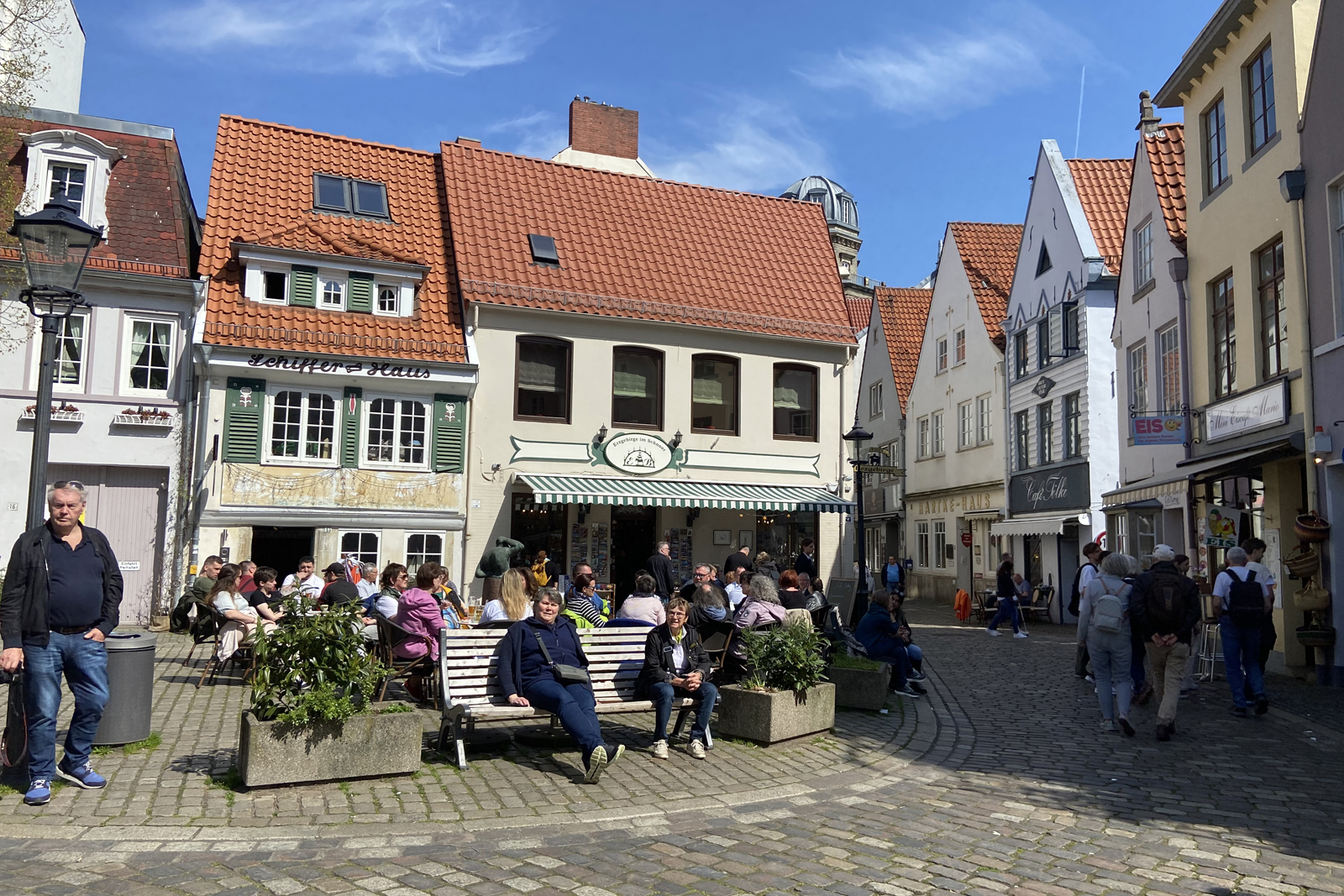 karakteristieke huisjes en toeristen op een terras in Schnoor.