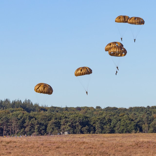 Paratroopers op de Ginkelse Heide tijdens Airborne 75 Jaar.