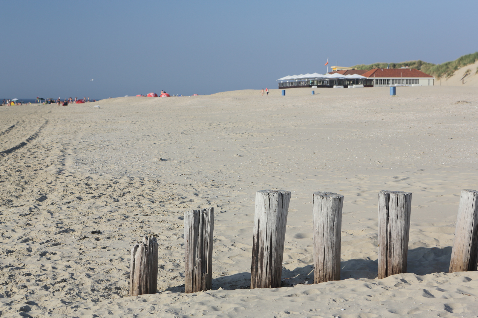 strand en strandtent op de achtergrond op Ameland.