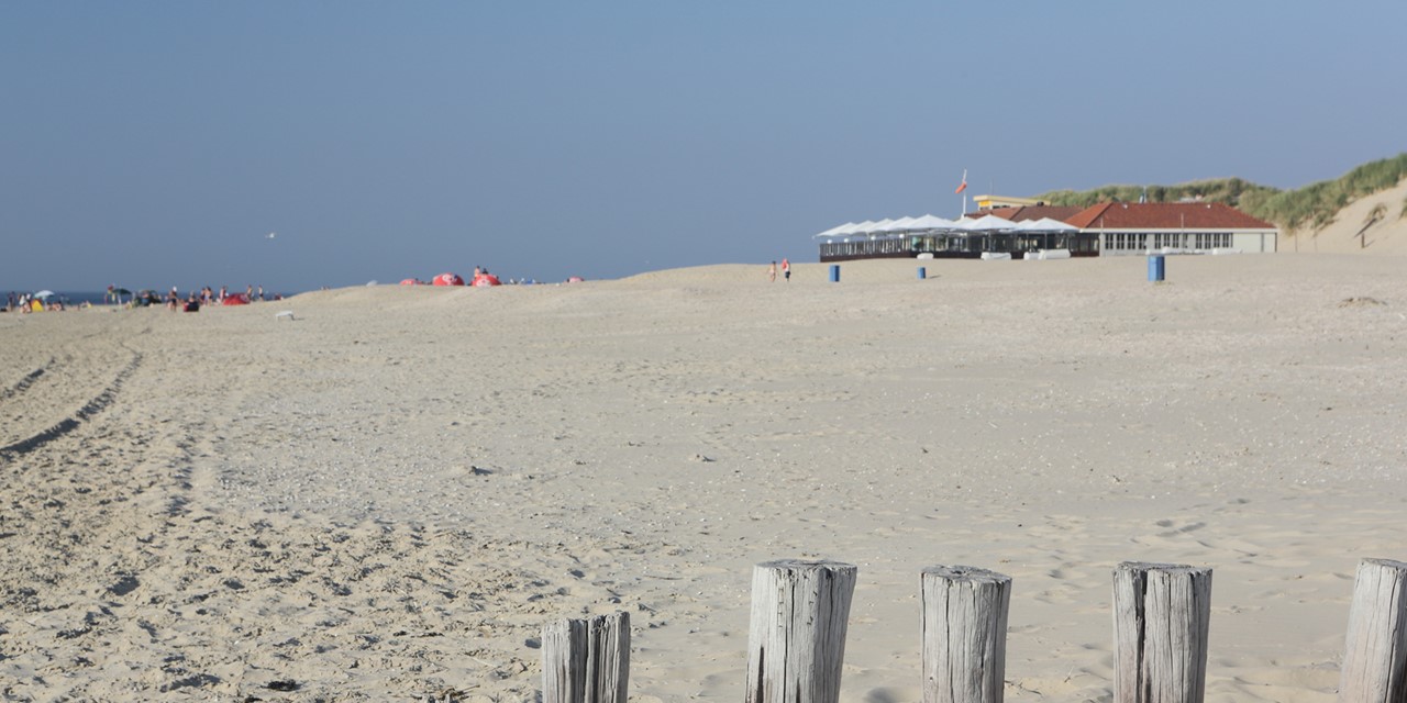 strand en strandtent op de achtergrond op Ameland.