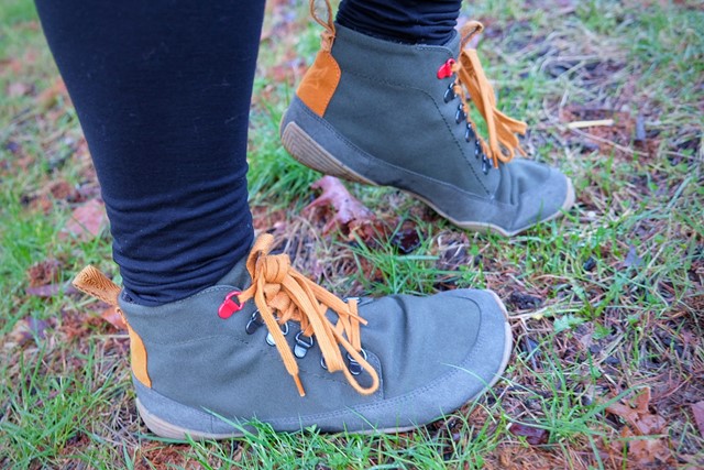 afbeelding van een paar Wildling Shoes, model Yew, in het gras.