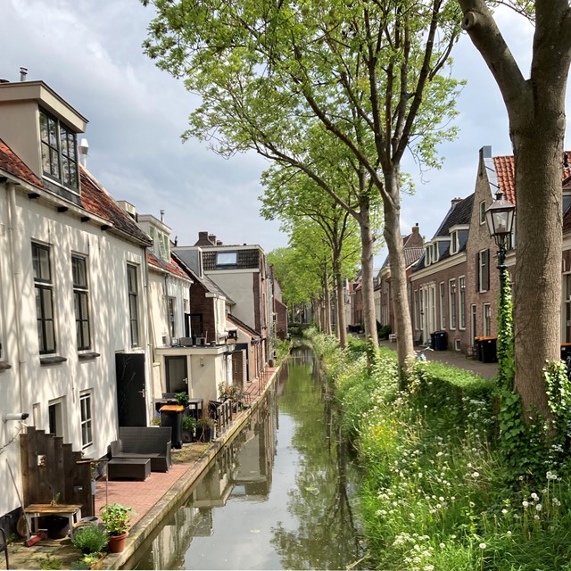 gracht in IJsselstein met oude huisjes.