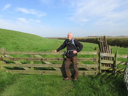 afbeelding van Johan Vellinga tijdens zijn wandeling door het weiland.