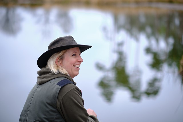 boswachter Jaël Bergwerff met een hoed op aan het water