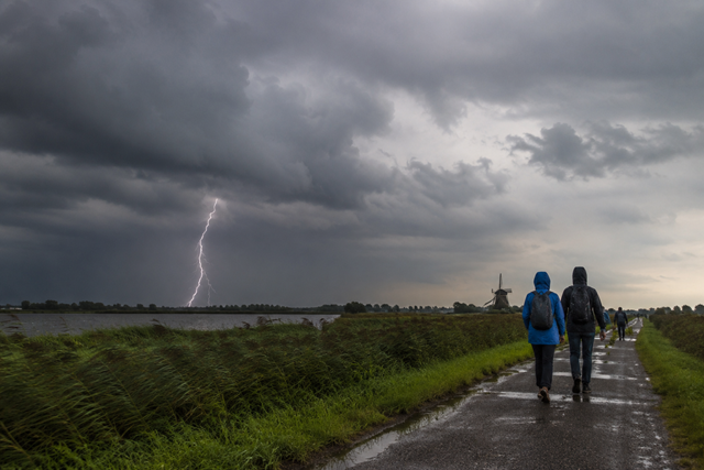 Wandeling door polderlandschap tijdens onweer