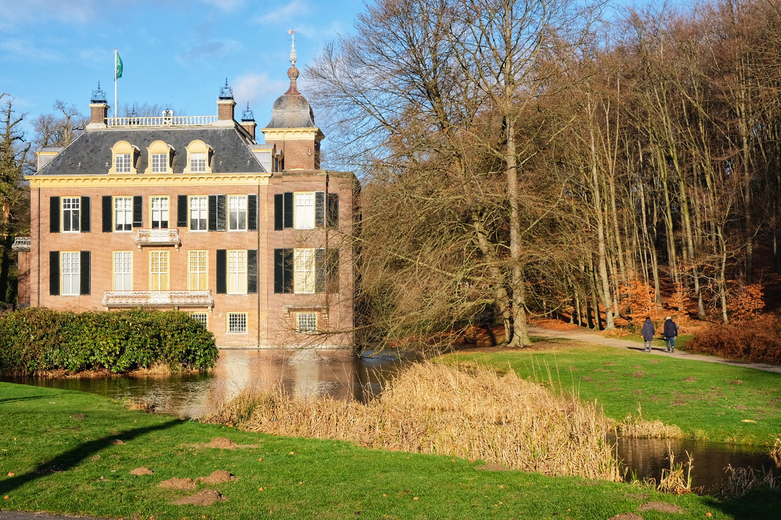 afbeelding van wandelaars langs Huize Zypendaal.