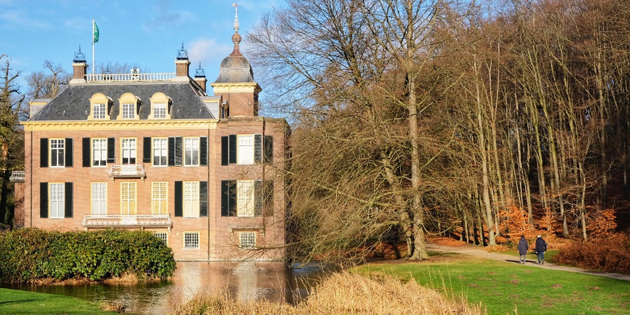 afbeelding van wandelaars langs Huize Zypendaal.