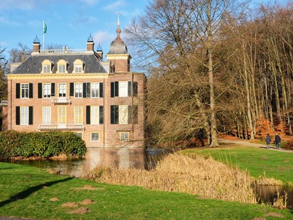 afbeelding van wandelaars langs Huize Zypendaal.