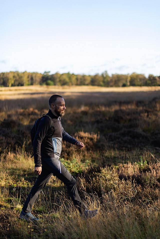 Man aan het wandelen in de heide