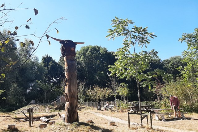 afbeelding van een kunstwerk en speeltuin op Eiland van Brienenoord.