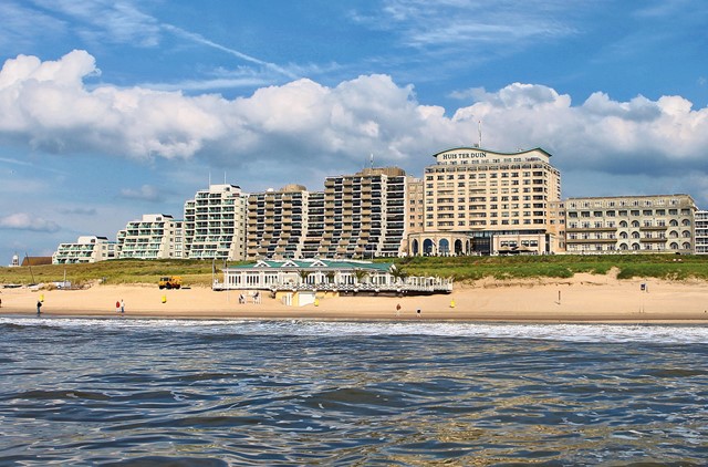 afbeelding van een hotel aan zee.
