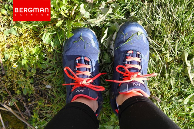Wandelschoenen met rode veters