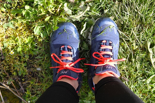 Wandelschoenen met rode veters