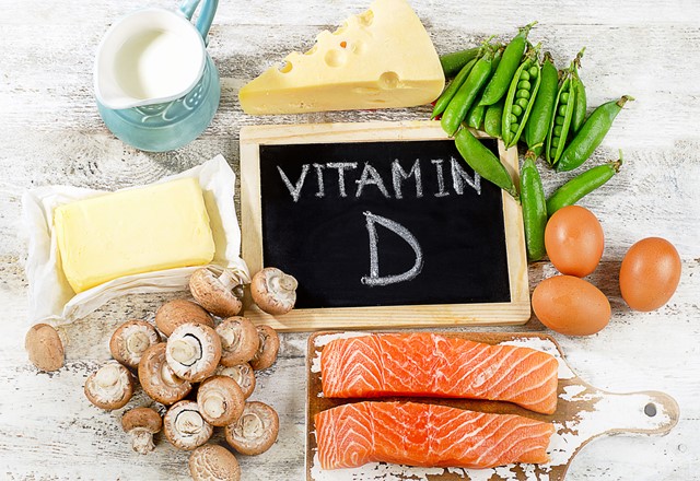 afbeelding van een tafel vol met voedingsmiddelen met vitamine D.