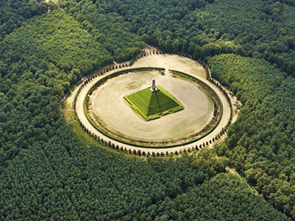 Pyramide van Austerlitz vanuit de lucht in het groen.