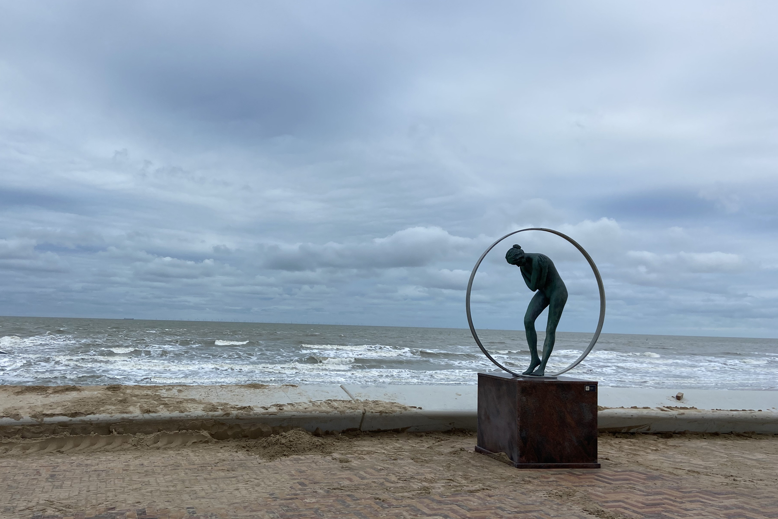 Kustwandelroute België etappe van Oostende naar Blankenberge; kunstwerk aan zee