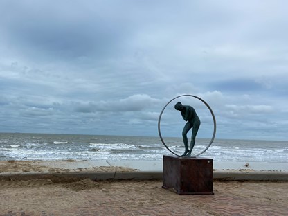 Kustwandelroute België etappe van Oostende naar Blankenberge; kunstwerk aan zee