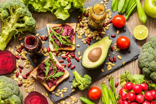 afbeelding van een tafel vol vegan voeding.
