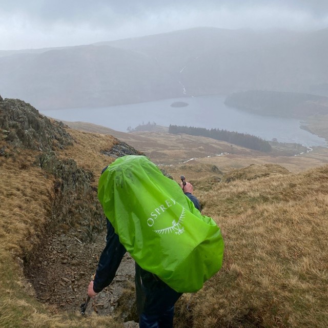 Wandelen met een regenhoes in de storm op de Coast to Coast Trail.