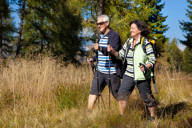 afbeelding van twee wandelaars.