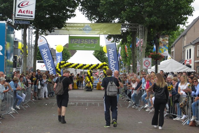 afbeelding van wandelaars aan de finish van Kennedymars Someren 2019.