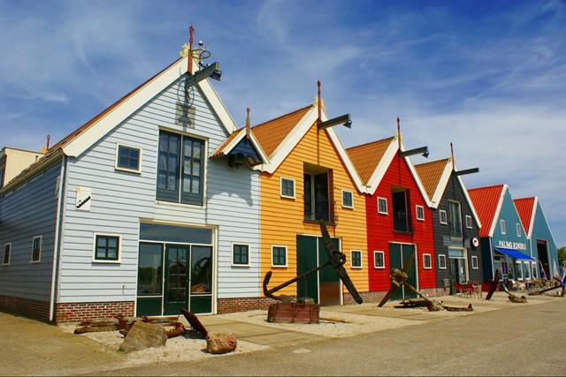 afbeelding van gekleurde vissershuisjes in Zoutkamp.