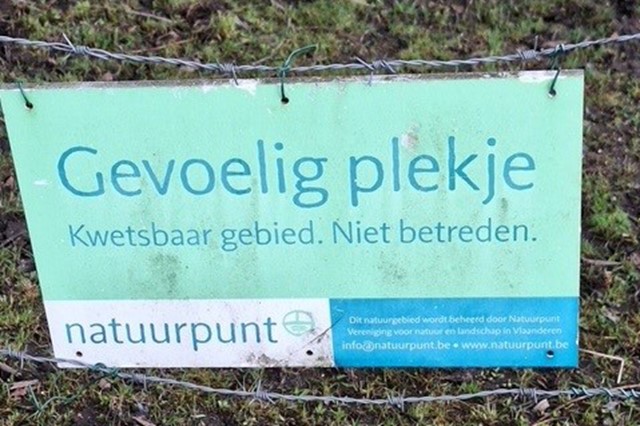 Bordjes en markeringen tijdens het wandelen