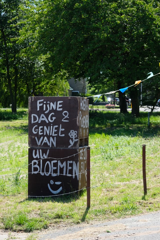 Foto van een bord bij een pioenkweker: 'Fijne dag en geniet van uw bloemen'.