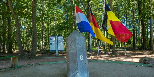 afbeelding van vlaggen en een paar op het Drielandenpunt.