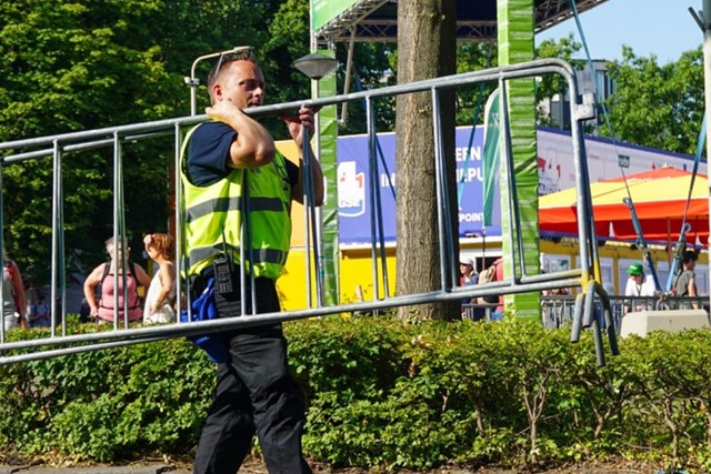 man tilt een dranghek tijdens de 4Daagse.