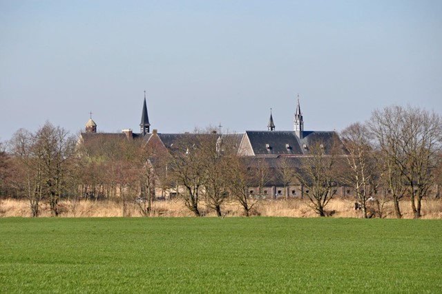 De mooiste wandelingen langs kloosters en kloostertuinen; Achelse Kluis.
