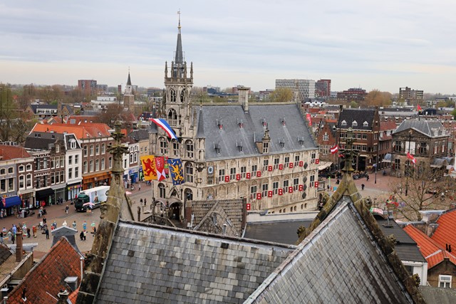 Afbeelding van uitzicht vanaf Sint-Janskerk op Stadhuis Gouda