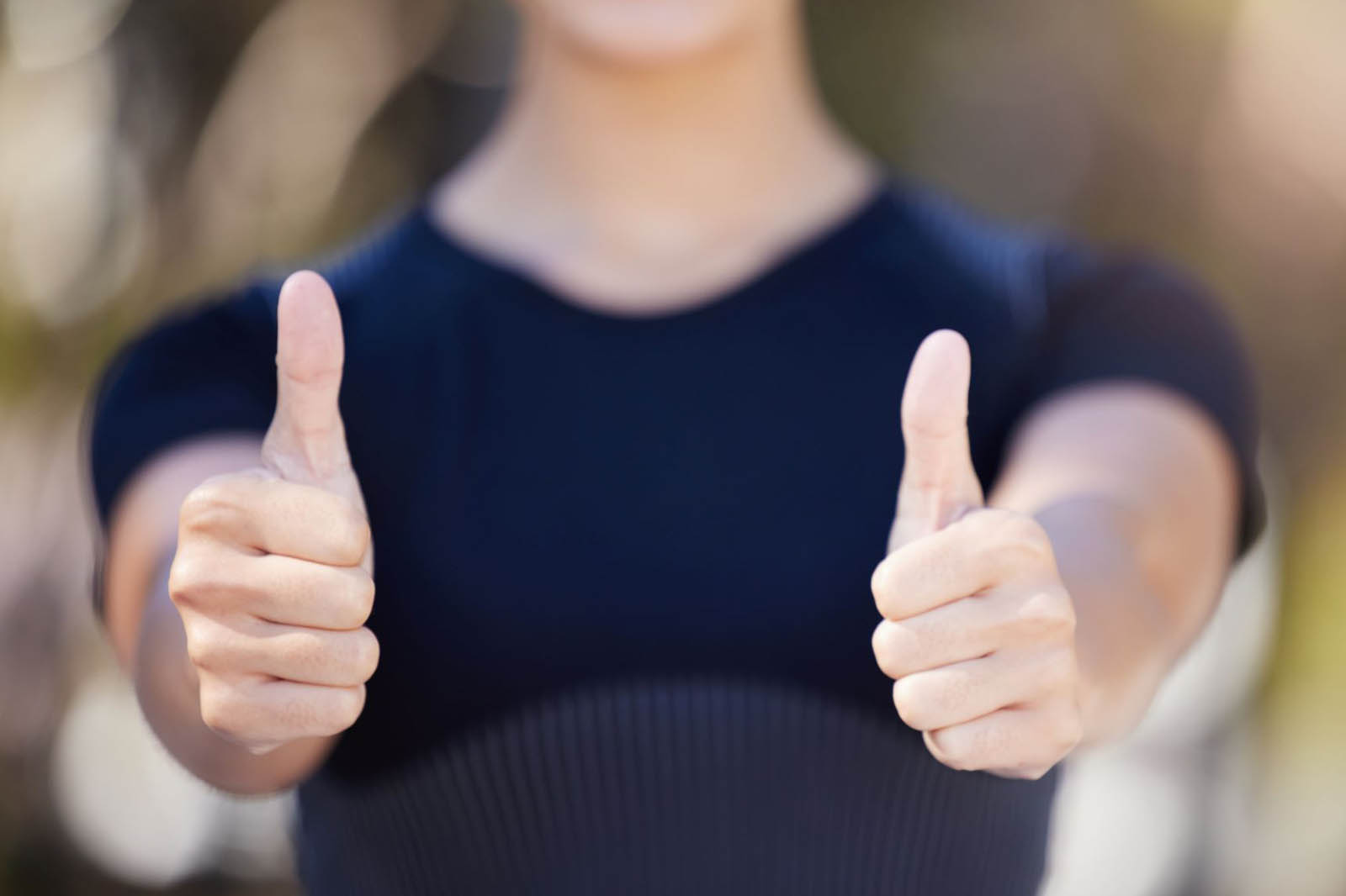 Hanny Klumpkens (74) is een van de wandelkampioenen van Nederland, duimen omhoog