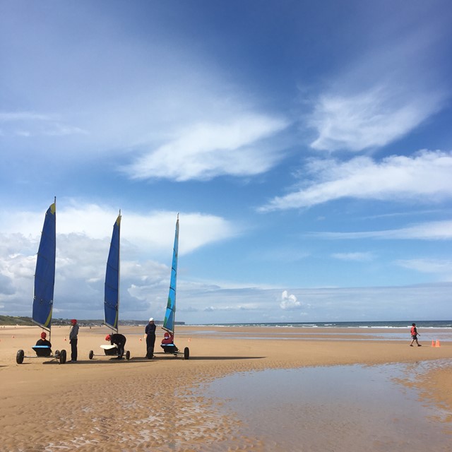 strandzeilen op Omaha Beach.