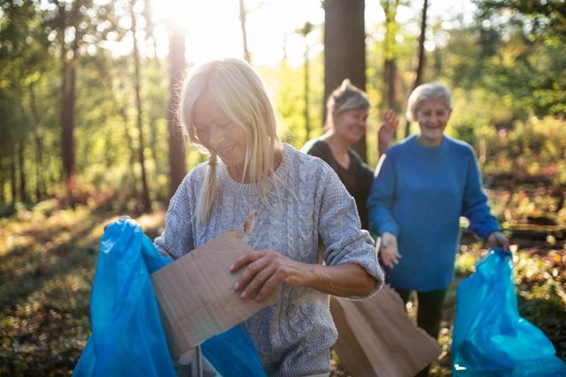 Plandelen is wandelen en zwerfafval opruimen