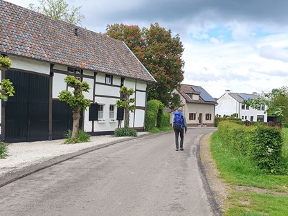 wandelaar langs vakwerkhuis in Limburg.