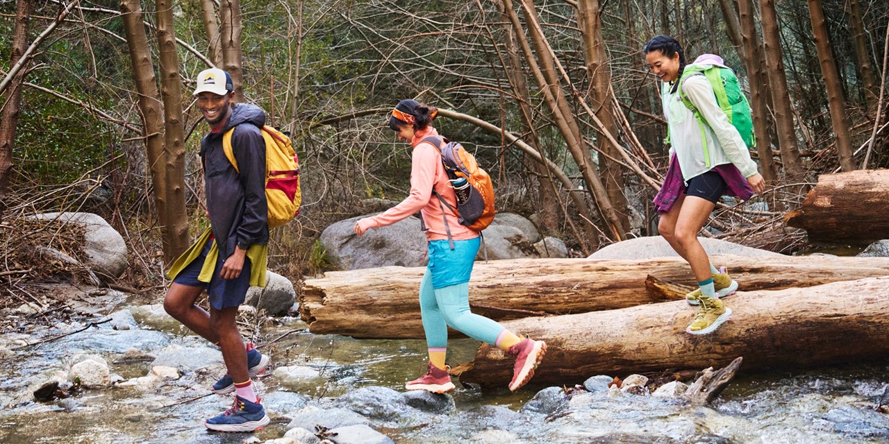 Kleurrijke wandelkleding opvallen op de paden