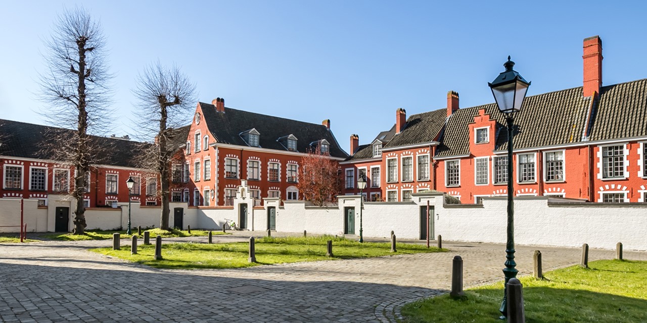 rode gevels van panden in Gent.