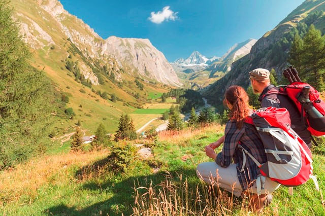 Mensen in de bergen genieten hurkend van het uitzicht - Foto: Peter Podpera