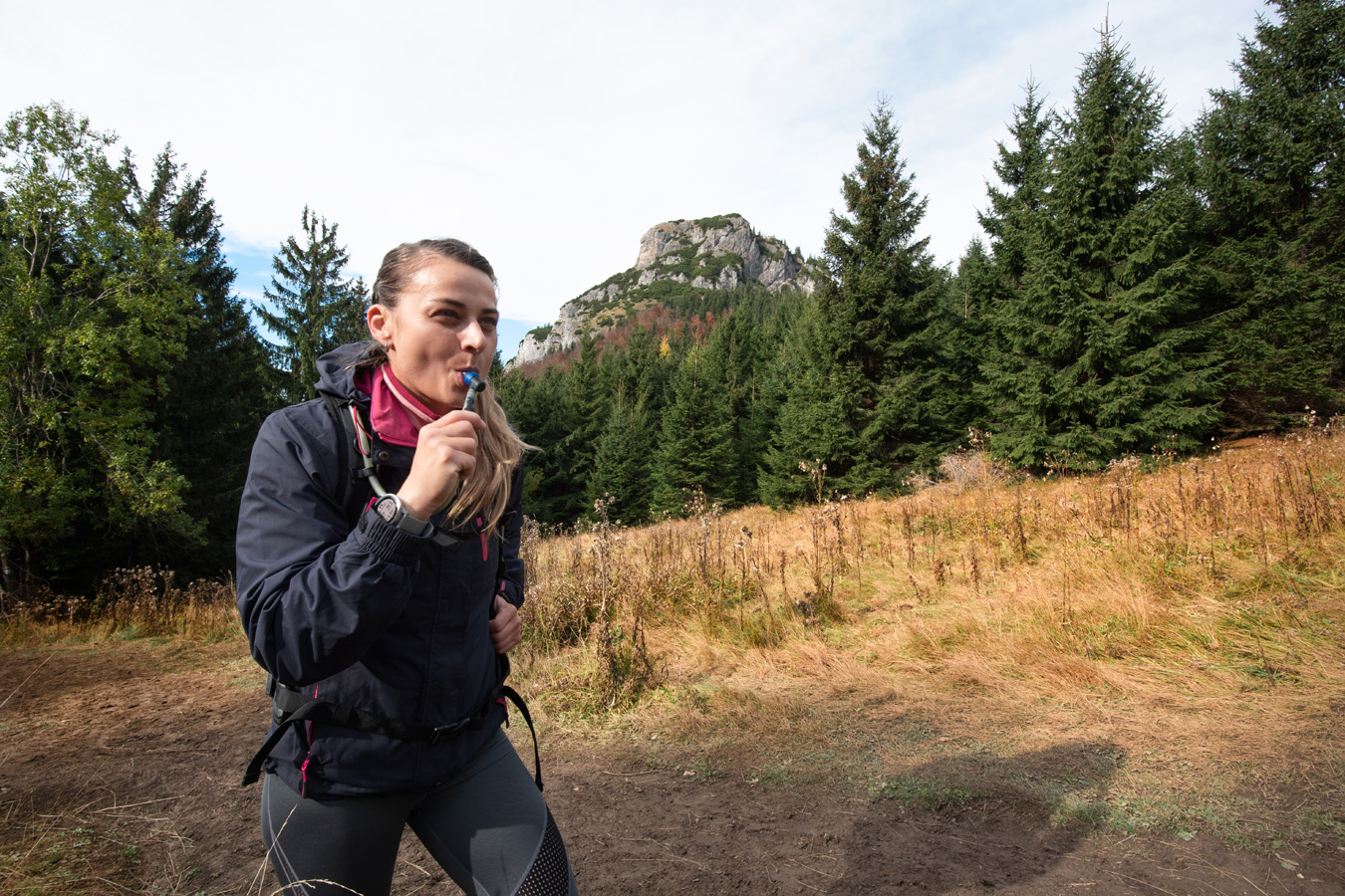 afbeelding van een wandelaar die water drinkt uit een waterzak
