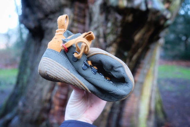 afbeelding van een dubbelgevouwen barefoot wandelschoen.