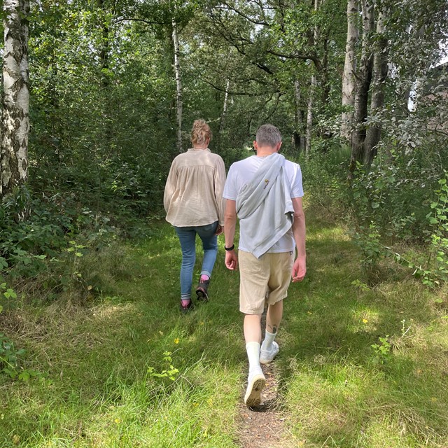 Patrick Martens wandelt in het bos.