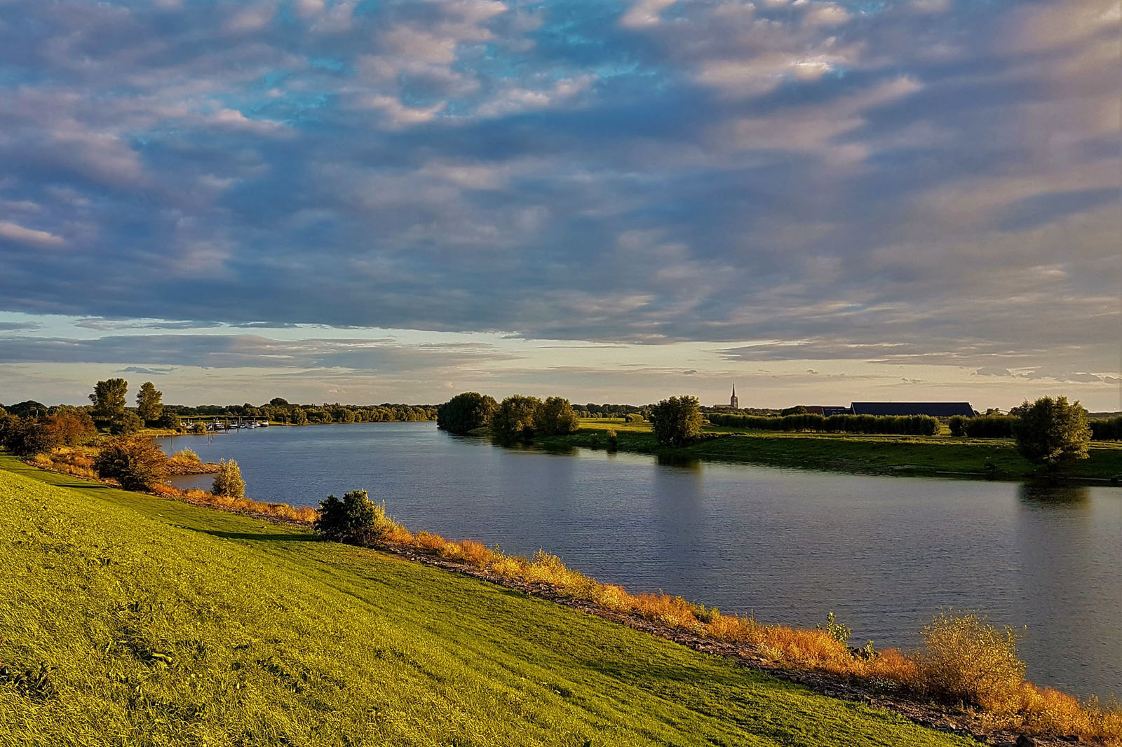 Wandelen aan de IJssel bij Doesburg op het Hanzestedenpad.