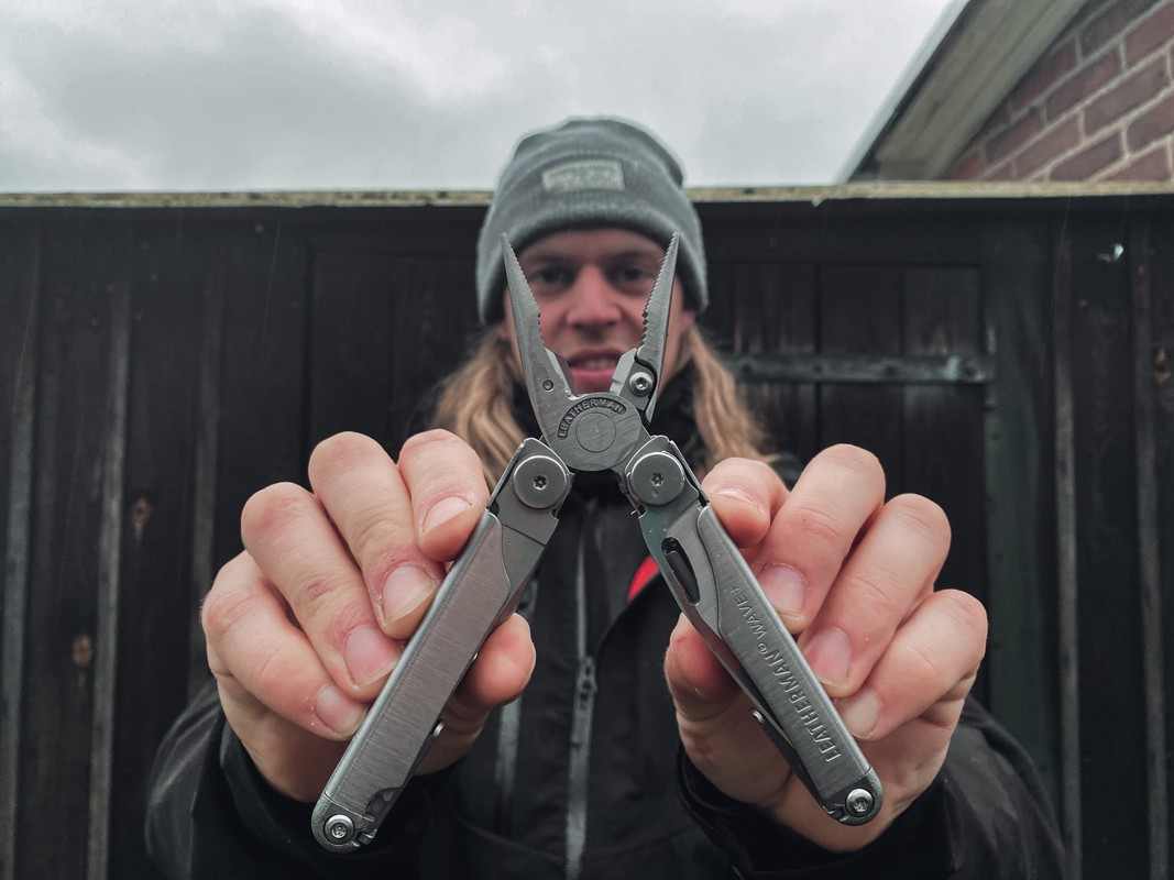 afbeelding van de Leatherman Wave+ multitool die Rick Mulder voor zich vasthoudt