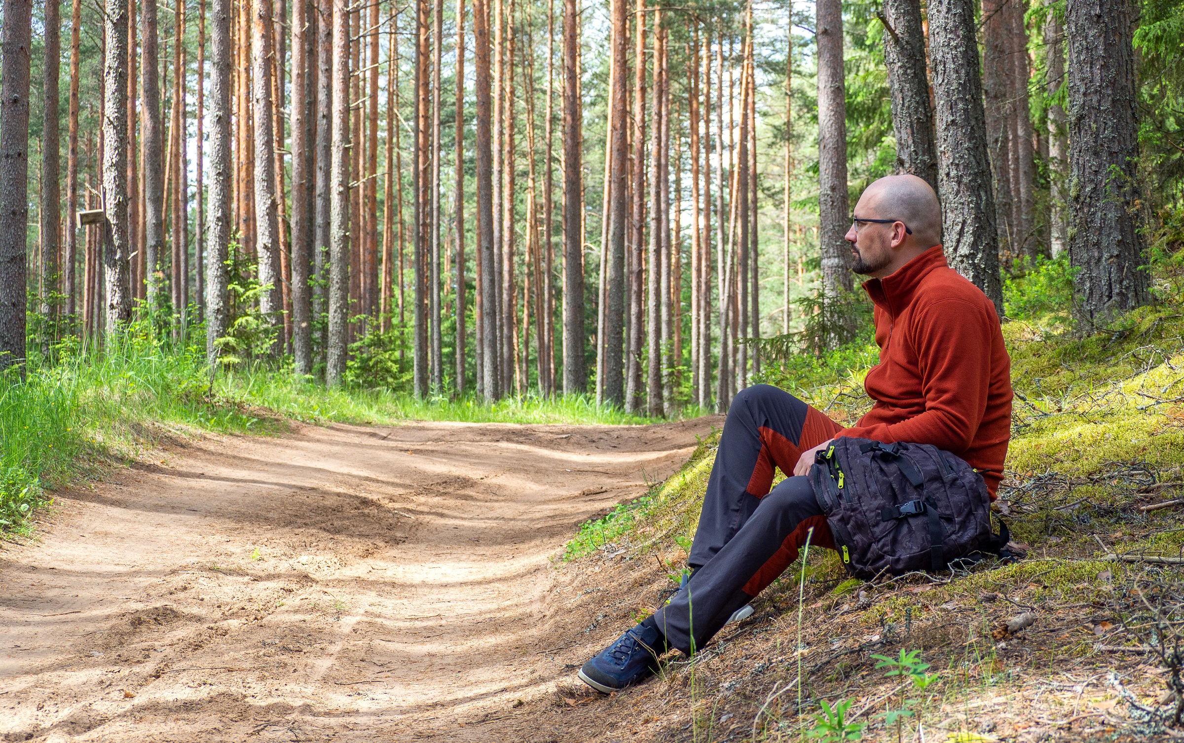 Wandelaar rustend in bos