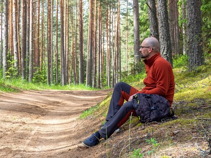 Wandelaar rustend in bos