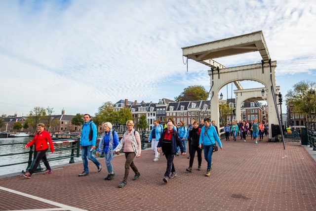 afbeelding van wandelaars in Amsterdam, tijdens de Amsterdam City Walk.